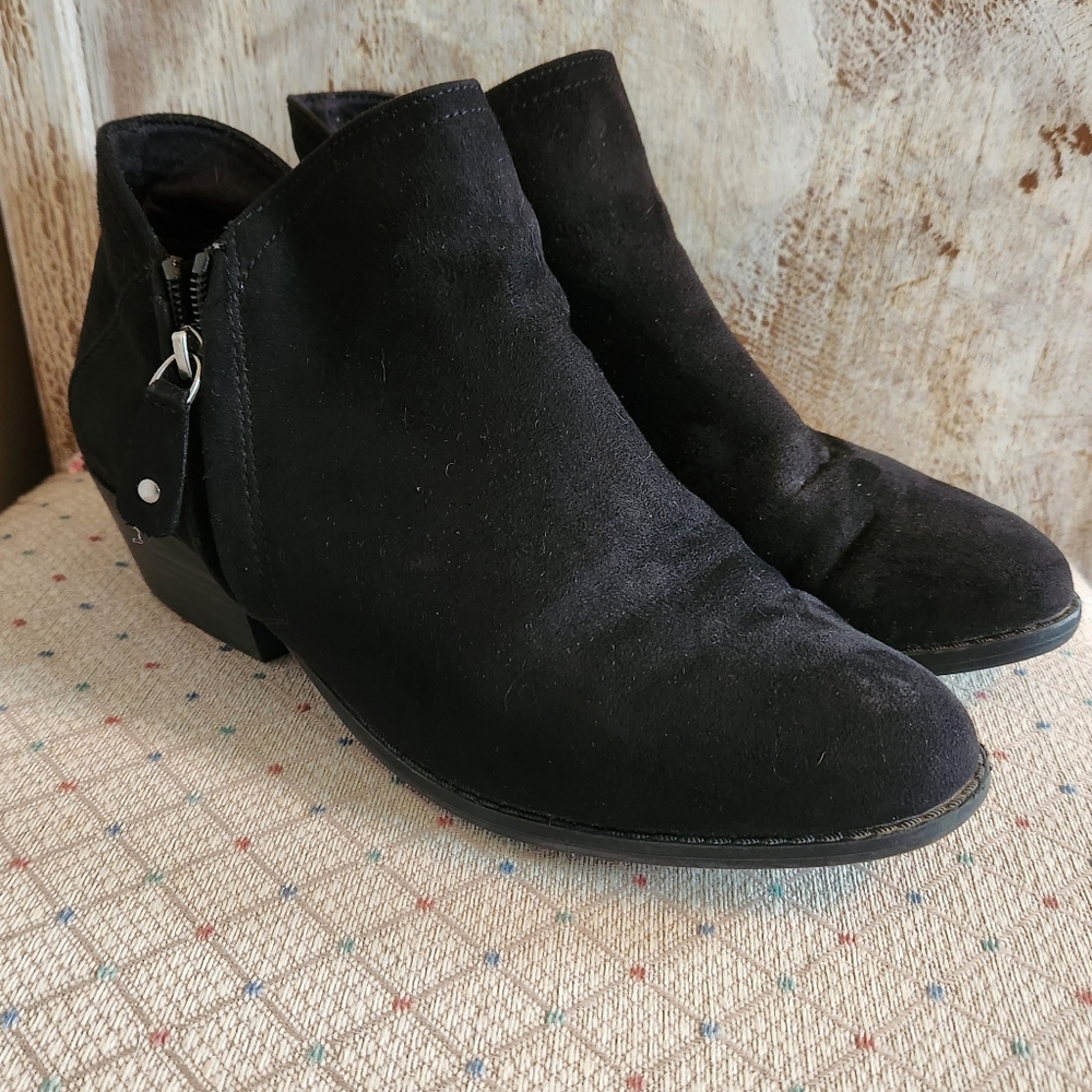 (4 For $20) BLACK SUEDE ANKLE BOOTS 8W. KOHLS. Side Zip Wedge heel - Picture 1 of 3